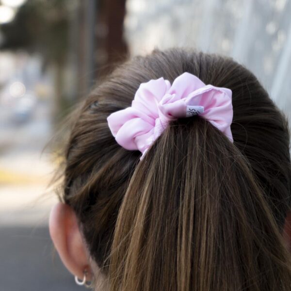 G0212MRHS růžová scrunchies ve vlasech