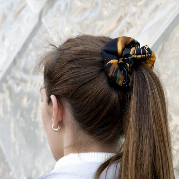 G0109VZOHS tmavá zlatá scrunchies ve vlasech