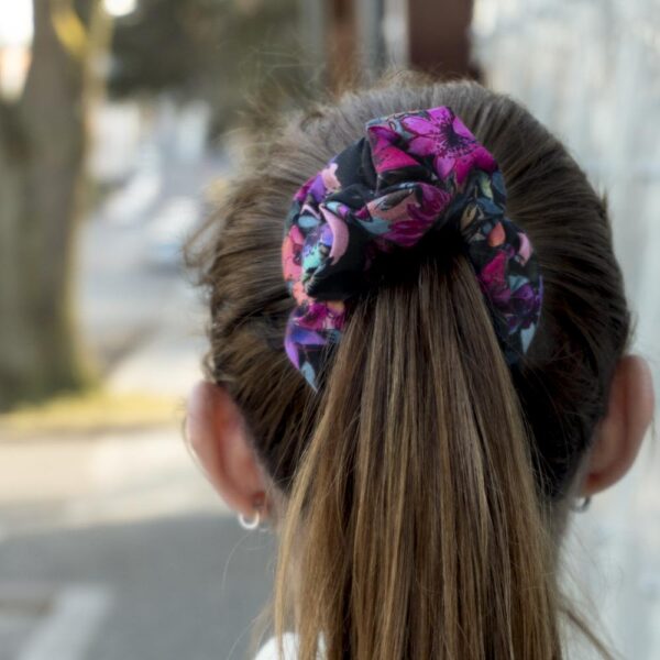 G0213VBHS květovaná černá scrunchies ve vlasech