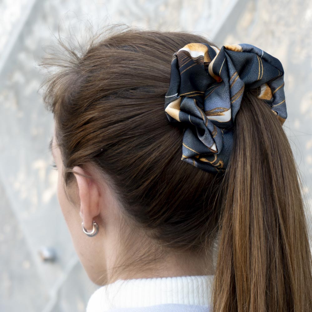 G0105VSZHS černo zlatá scrunchie ve vlasech