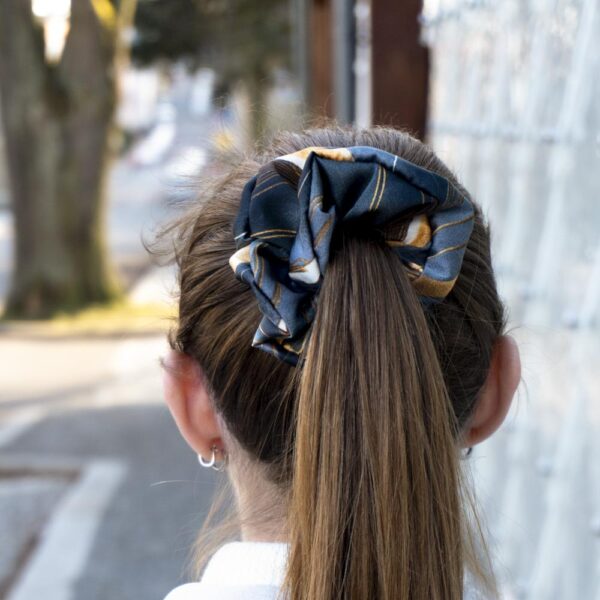 G0105VSZHS černo zlatá scrunchie ve vlasech