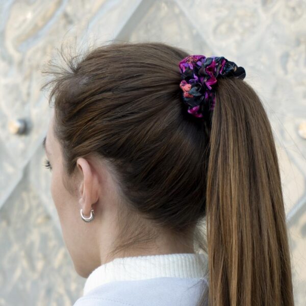 G0214MBHS květovaná černá malá scrunchies ve vlasech
