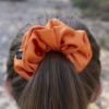 G0221OVS oranžová scrunchie ve vlasech