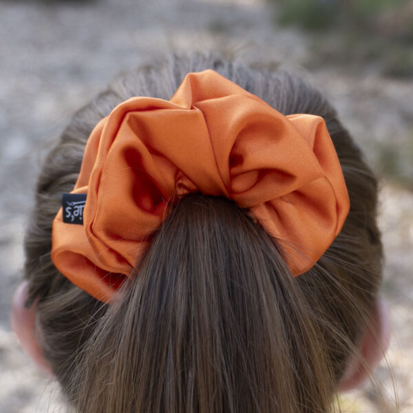G0221OVS oranžová scrunchie ve vlasech
