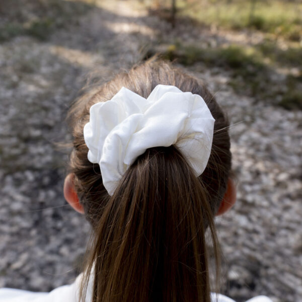 G0029BVHS bílá scrunchie