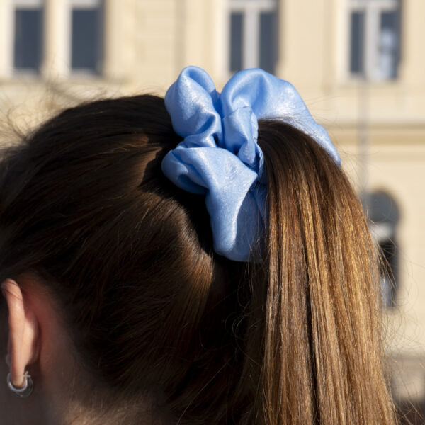 G0108VMSKL modrá scrunchie ve vlasech