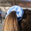 G0108VMSKL modrá scrunchie ve vlasech