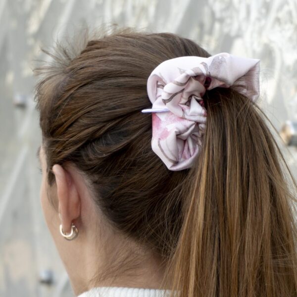 G0087VRKHS růžová scrunchie ve vlasech