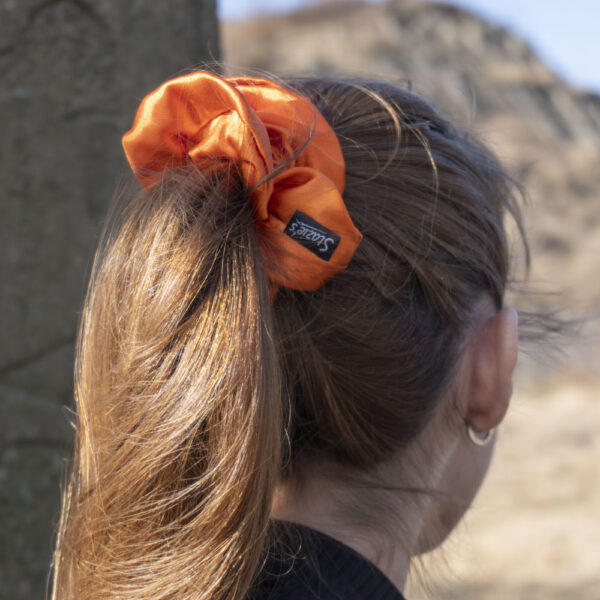 G0221OVS oranžová scrunchie ve vlasech