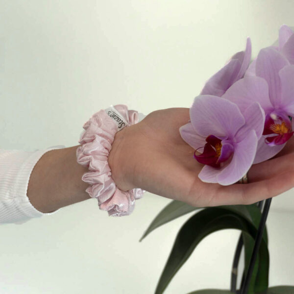 G0001RMHS růžová scrunchie na ruce