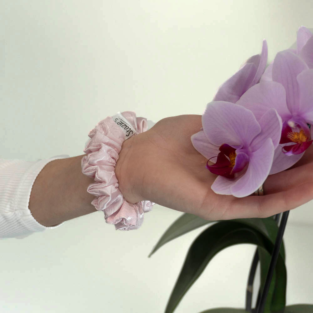 G0001RMHS růžová scrunchie na ruce
