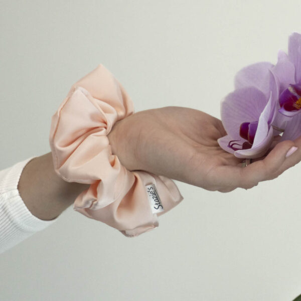 G0058SVSAH lososová scrunchie na ruce