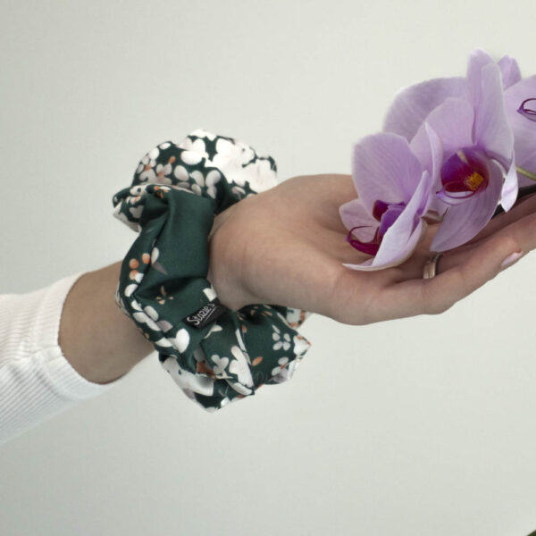 G0106VZKHS scrunchie zelená na ruce