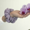 G0224VFHSK scrunchie fialová na ruce