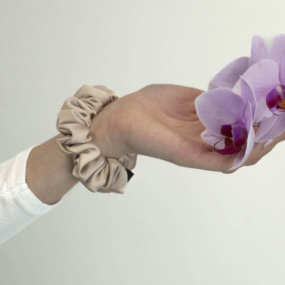 G0040BMSS běžová scrunchie na ruce