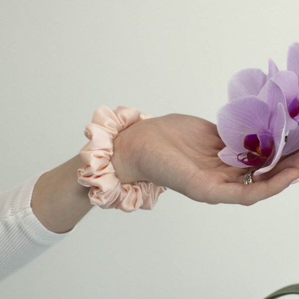 G0056MLSAH lososová scrunchie na ruce