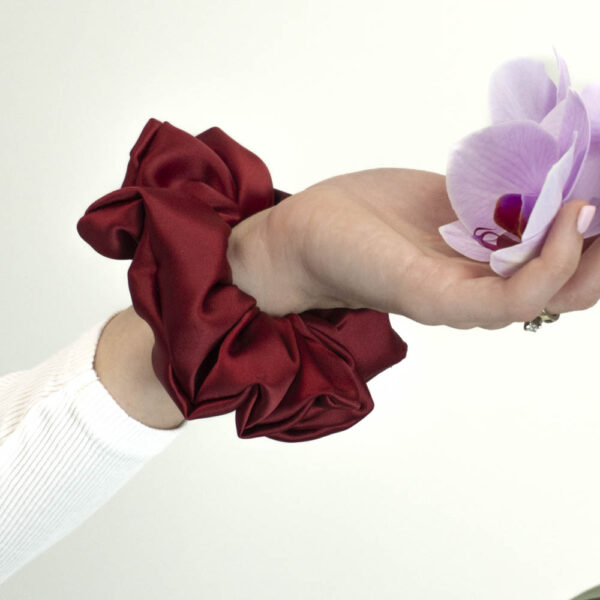 G0210VČSS červená scrunchie na ruce