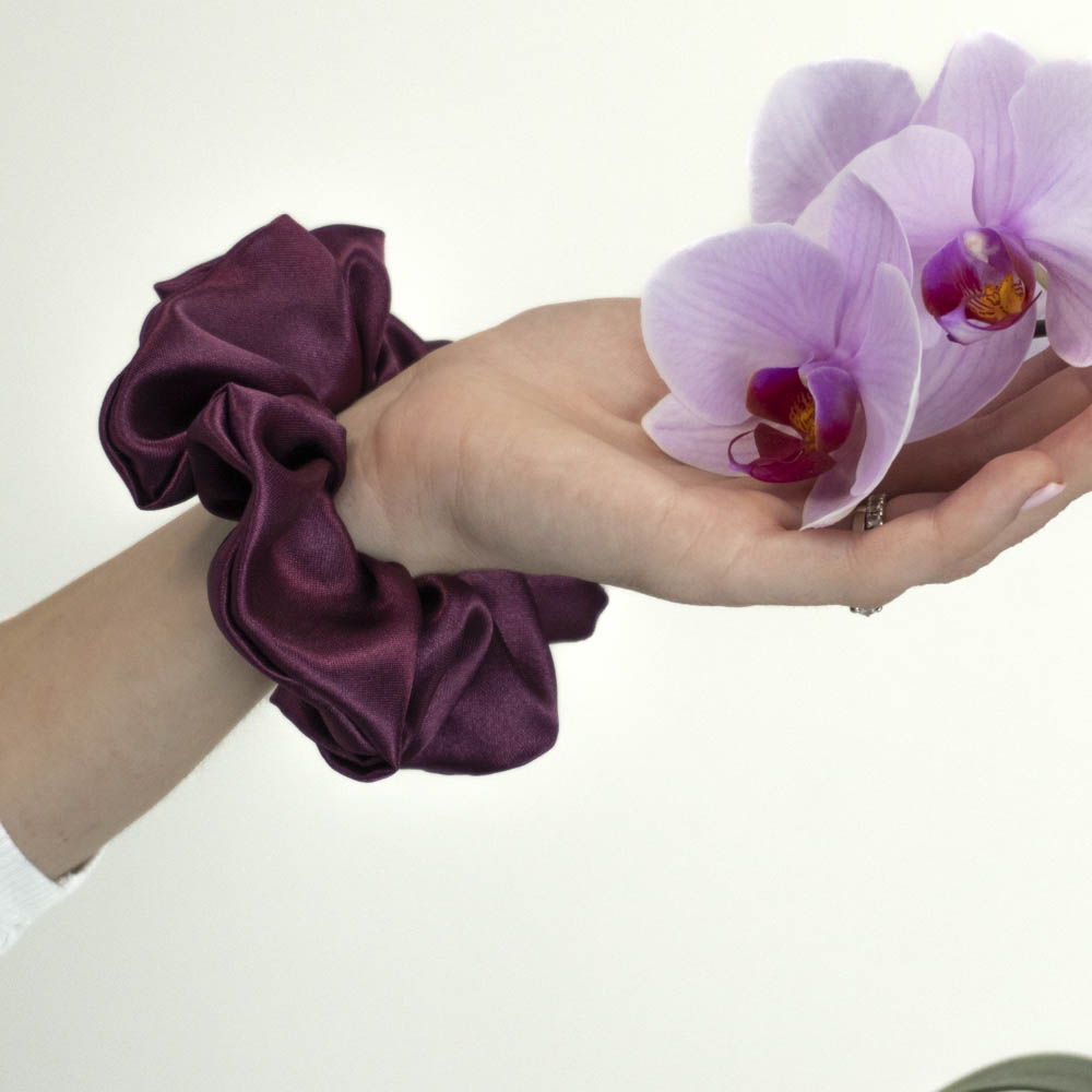 G0045VVS fialová scrunchie na ruce velká