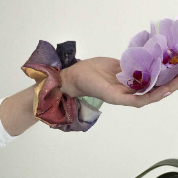 G0060VAS scrunchie na ruce space colors