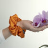 G0221OVS oranžová scrunchie na ruce