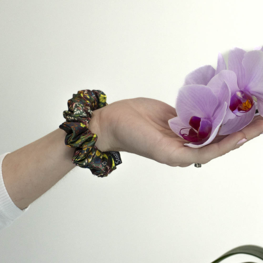 G0080MBS scrunchie zeleno hnědá na ruce