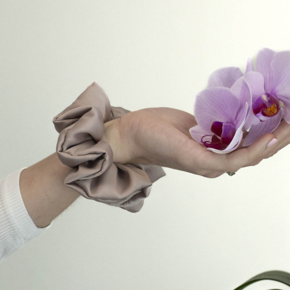 G0092VBHAS tmavě béžová scrunchie na ruce