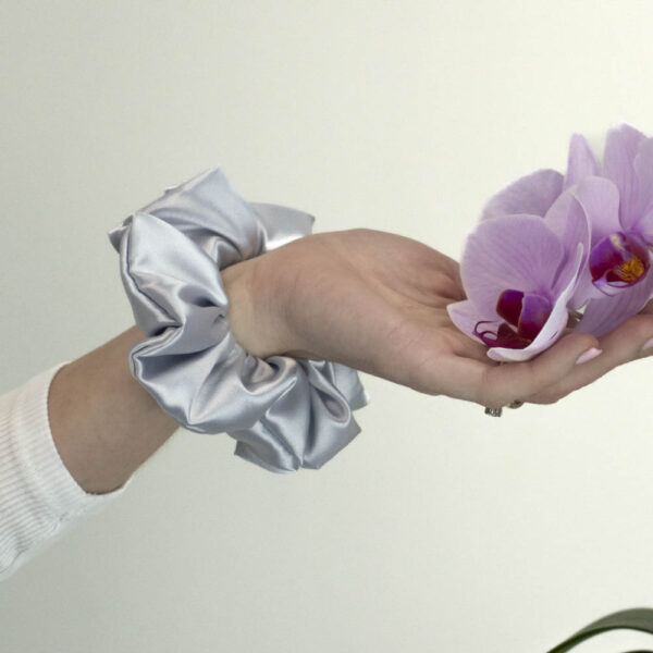 G0005SES stříbrná lesklá scrunchie
