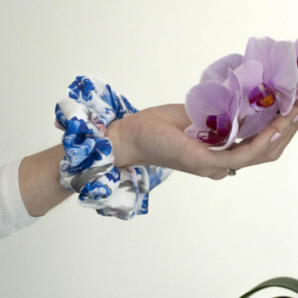 G0104VMKHS scrunchie modro bílá na ruce