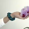 G0220SZMHS scrunchie zelená na ruce
