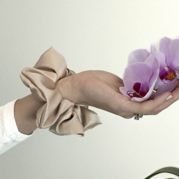G0041BVSS béžová scrunchie na ruce