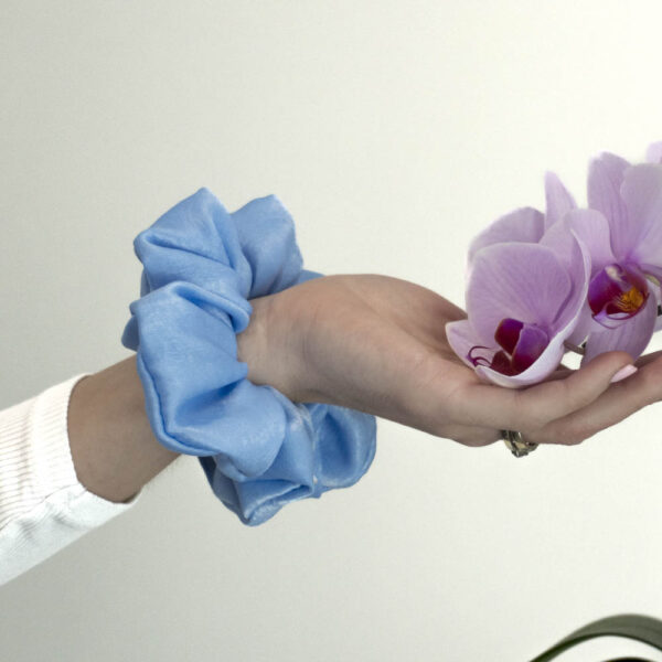 G0108VMSKL scrunchie modrá na ruce