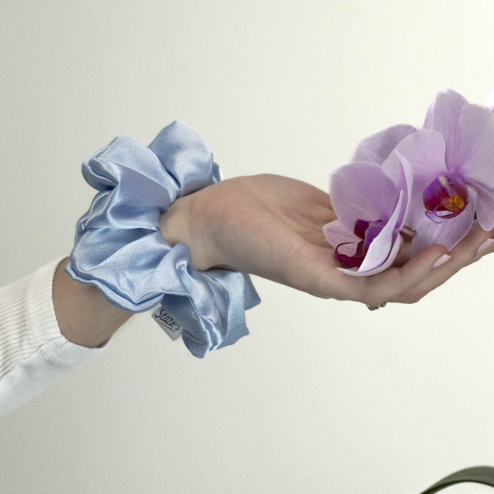 G0223MKLVS modrá kovová scrunchie na ruce