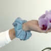 G0048MMVS modrá scrunchie na ruce velká