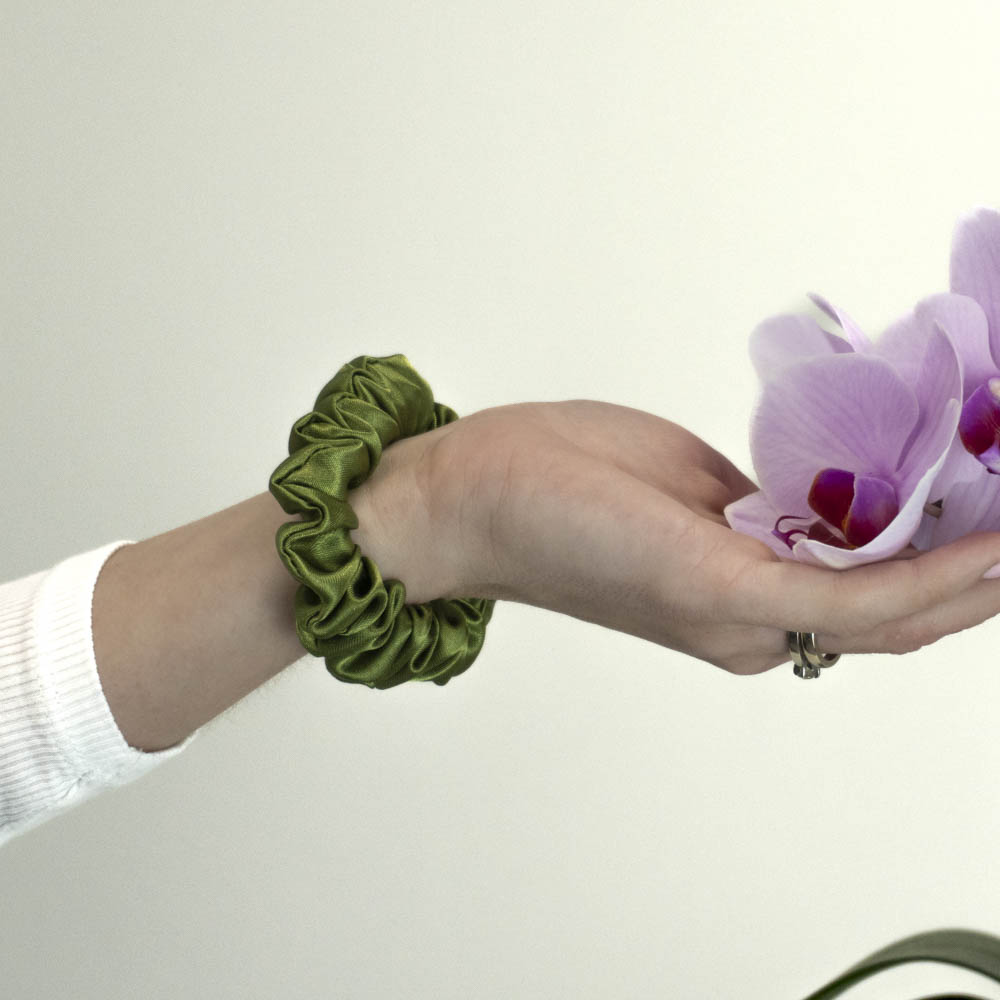 G0083MOS scrunchie olivově zelená na ruce