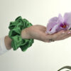 G0085VZS scrunchie zelená na ruce