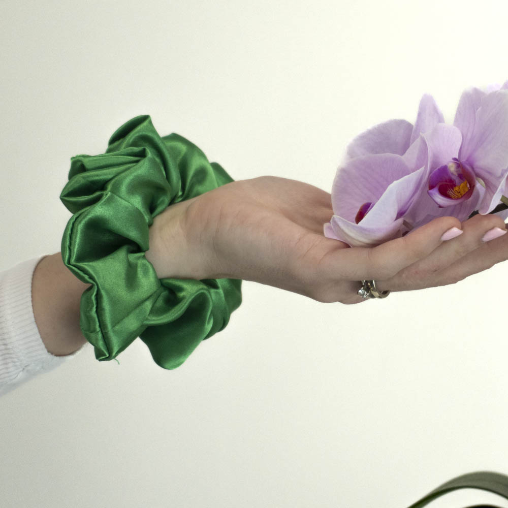G0085VZS scrunchie zelená na ruce