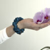 G0068MMPS petrlojeová scrunchie na ruce