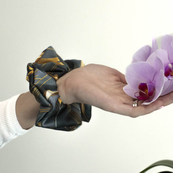 G0105VSZHS scrunchie černo zlatá na ruce