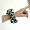 G0061VABPSAH černobílá scrunchie na ruce