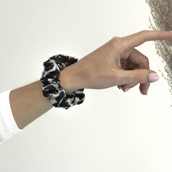 G0062MABPSAH černobílá scrunchie na ruce