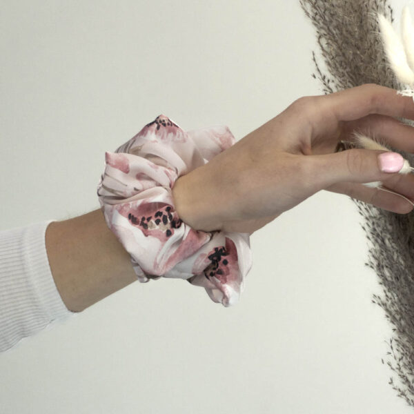 G0087VRKHS scrunchie růžový květ na ruce