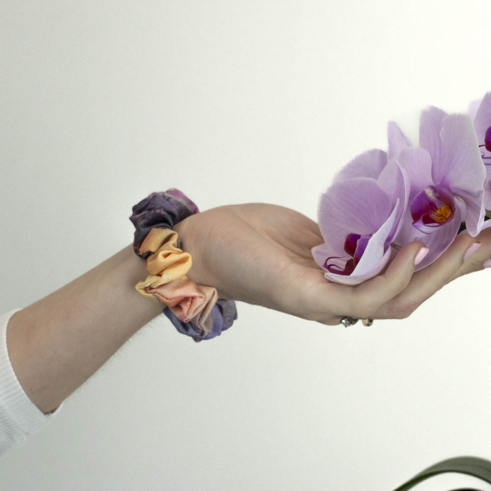 G0059MAS scrunchie na ruce space colors