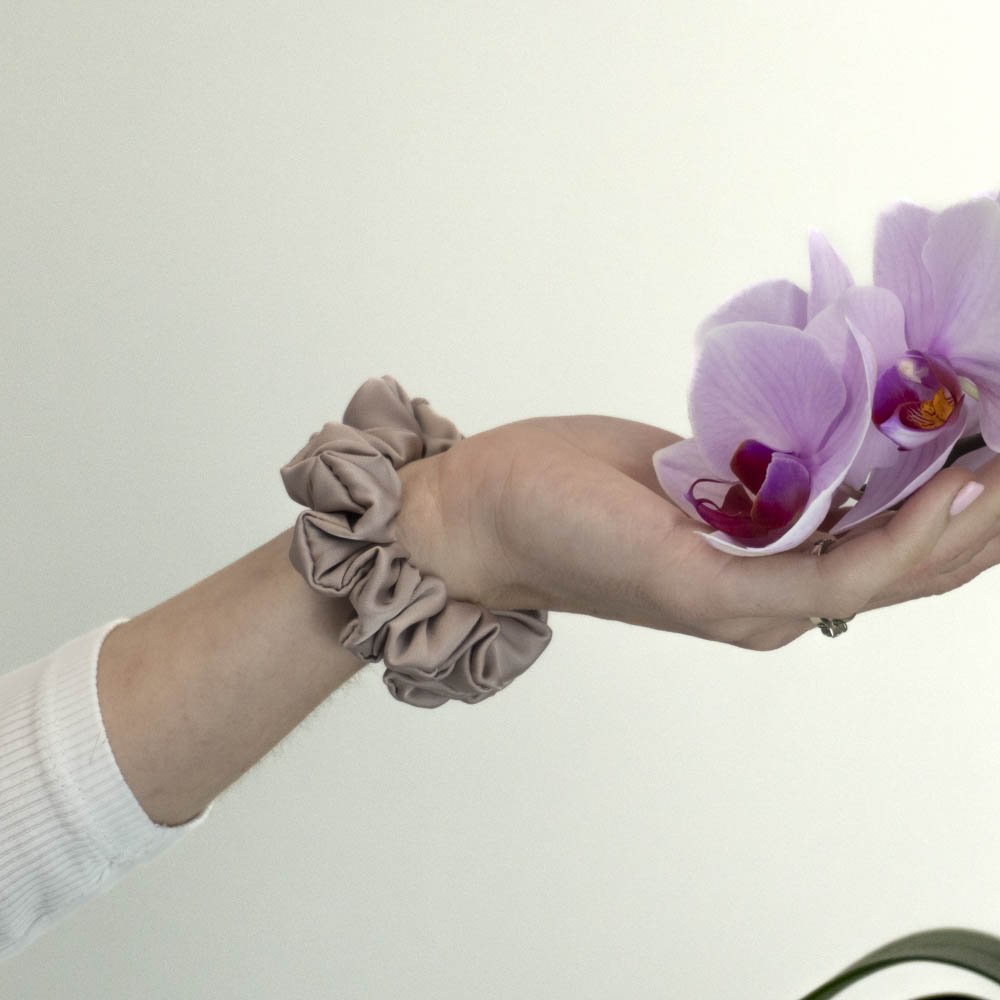 G0094MBHAS scrunchie tmavě béžová malá