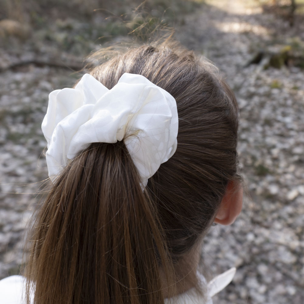 G0029BVHS bílá scrunchie