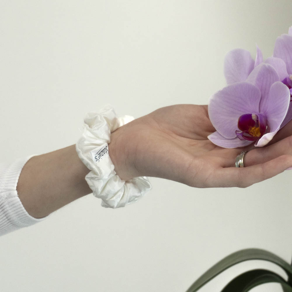 G0028BMHS bílá gumička na ruku