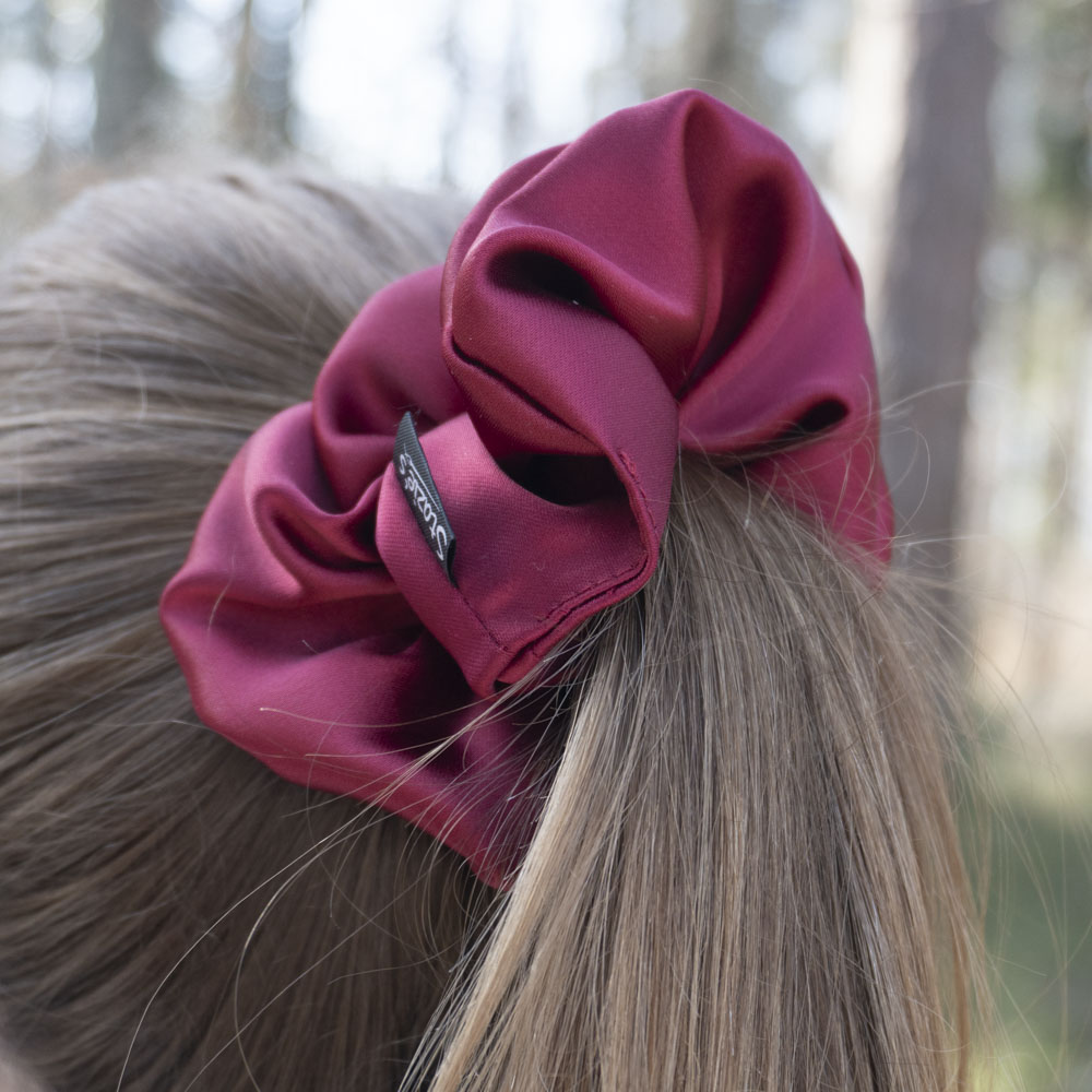 scrunchie-cervena 20250308-dsc00714 stazies.cz G0210VČSS vínová scrunchie ve vlasech