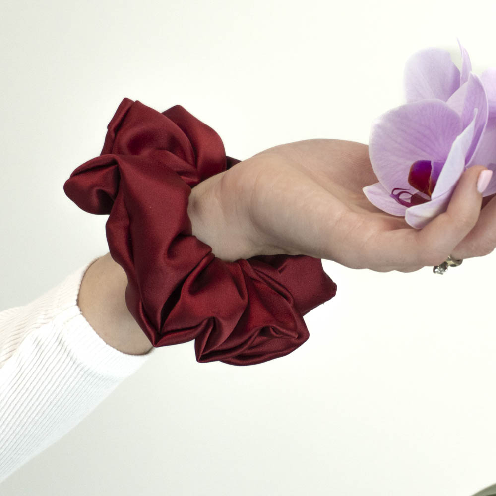 scrunchie-cervena 20250504-dsc03294 stazies.cz G0210VČSS červená scrunchie na ruce