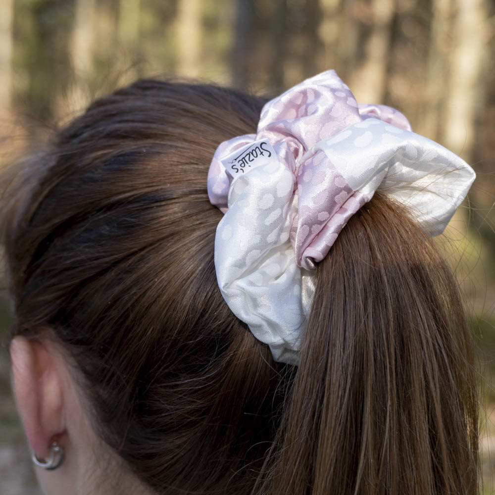 G0018RBHS scrunchie bílo růžová