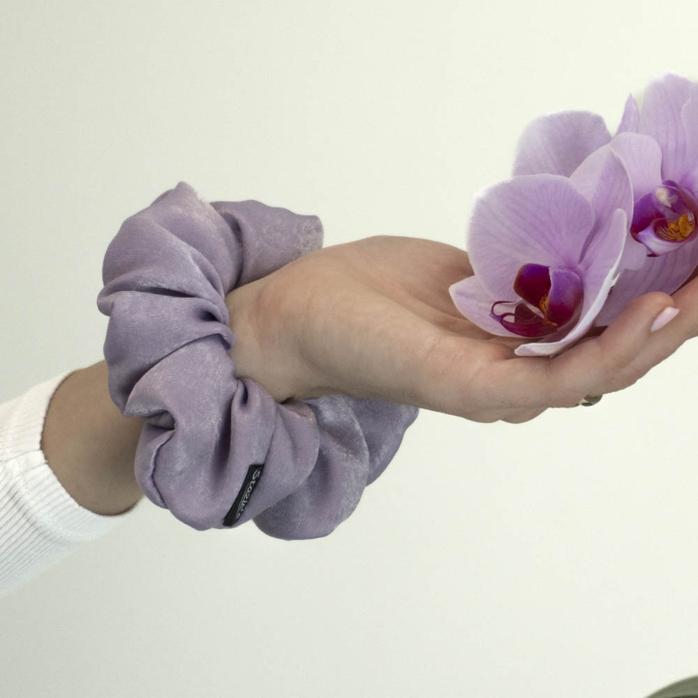 G0224VFHSK scrunchie fialová na ruce