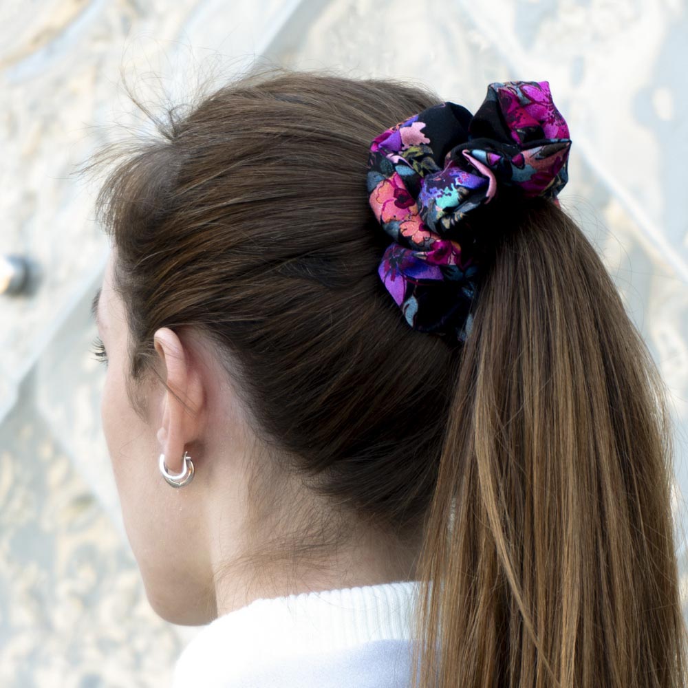 G0213VBHS květovaná černá scrunchies ve vlasech